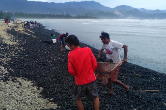 Warga serbu batu bara dari kapal tongkang yang kandas di perairan Aceh