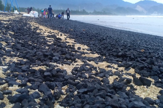 Warga serbu batu bara dari kapal tongkang yang kandas di perairan Aceh