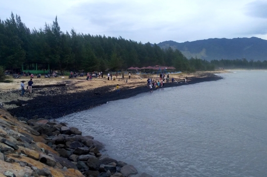 Warga serbu batu bara dari kapal tongkang yang kandas di perairan Aceh