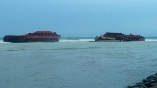 Warga serbu batu bara dari kapal tongkang yang kandas di perairan Aceh