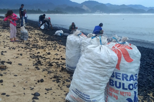 Warga serbu batu bara dari kapal tongkang yang kandas di perairan Aceh