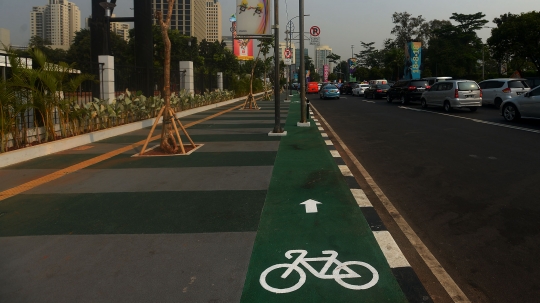 Begini penampakan jalur sepeda di trotoar GBK yang terhalang tiang