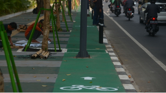 Begini penampakan jalur sepeda di trotoar GBK yang terhalang tiang