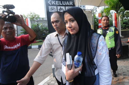 Usai diperiksa KPK, istri Gubernur Aceh Darwati A Gani hindari awak media