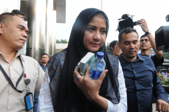 Usai diperiksa KPK, istri Gubernur Aceh Darwati A Gani hindari awak media