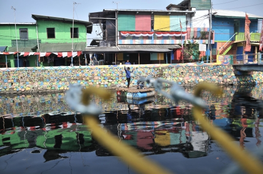 Pemasangan waring di Kali Item ditambah 100 meter