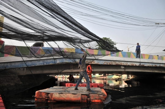 Pemasangan waring di Kali Item ditambah 100 meter