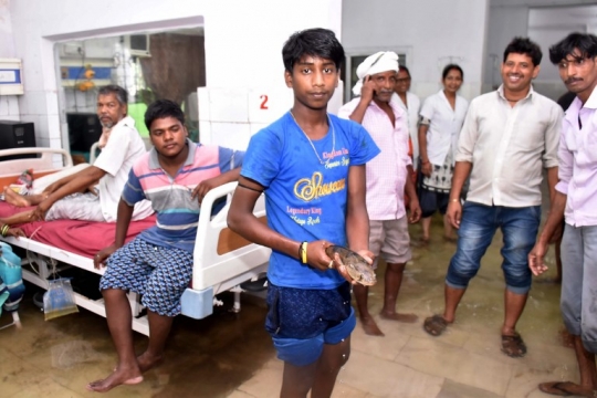 Terendam banjir, rumah sakit di India ini dipenuhi ikan