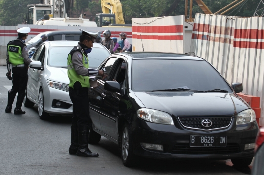 Puluhan mobil berpelat genap terjaring razia di MT Haryono