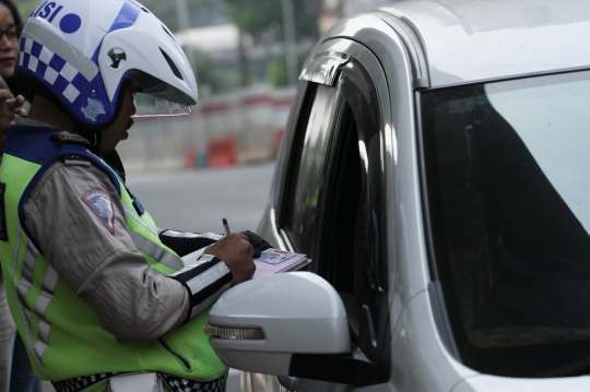 Puluhan mobil berpelat genap terjaring razia di MT Haryono