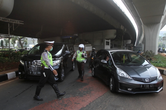 Puluhan mobil berpelat genap terjaring razia di MT Haryono