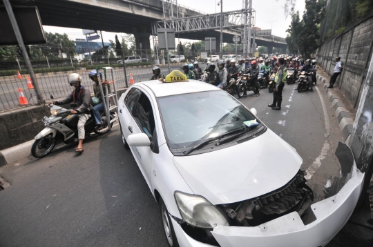 Taksi tabrak tiang hingga melintang bikin macet di Jalan Ahmad Yani