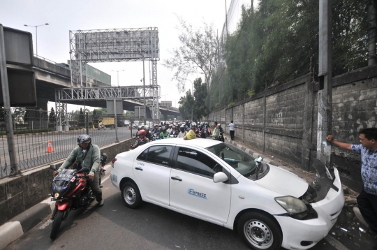 Taksi tabrak tiang hingga melintang bikin macet di Jalan Ahmad Yani