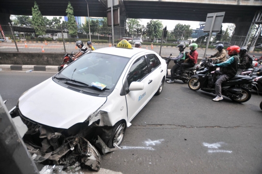 Taksi tabrak tiang hingga melintang bikin macet di Jalan Ahmad Yani