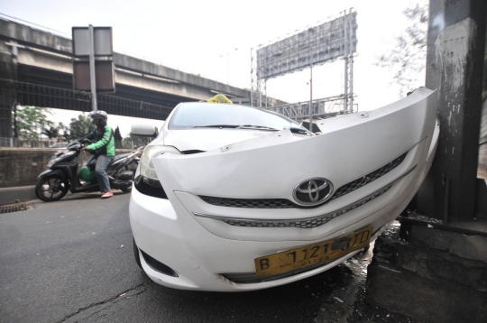 Taksi tabrak tiang hingga melintang bikin macet di Jalan Ahmad Yani