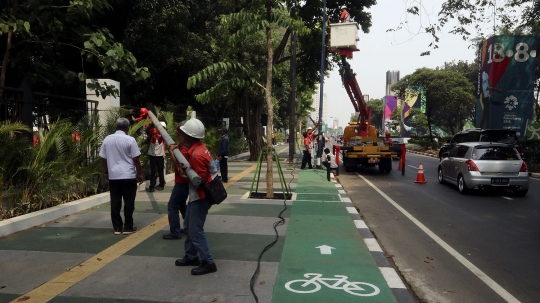 Halangi jalur sepeda, tiang listrik dan lampu di trotoar GBK dicabut