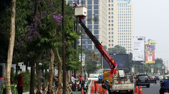 Halangi jalur sepeda, tiang listrik dan lampu di trotoar GBK dicabut