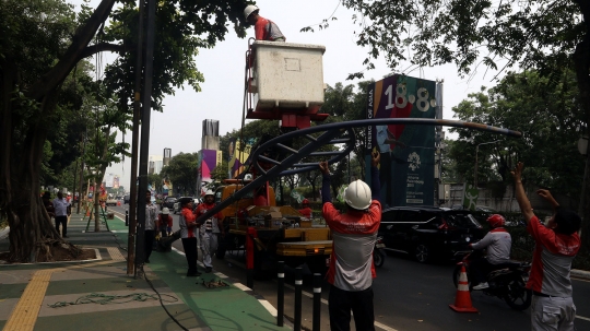 Halangi jalur sepeda, tiang listrik dan lampu di trotoar GBK dicabut