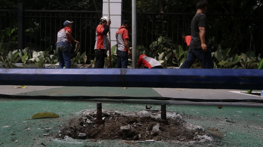 Halangi jalur sepeda, tiang listrik dan lampu di trotoar GBK dicabut