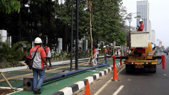 Halangi jalur sepeda, tiang listrik dan lampu di trotoar GBK dicabut