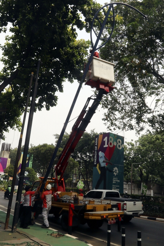 Halangi jalur sepeda, tiang listrik dan lampu di trotoar GBK dicabut