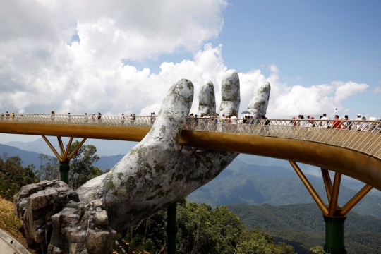 Viral, jembatan emas yang ditopang tangan batu raksasa ini diserbu wisatawan dunia