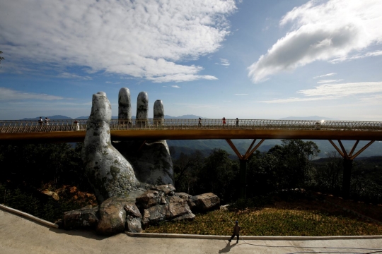 Viral, jembatan emas yang ditopang tangan batu raksasa ini diserbu wisatawan dunia