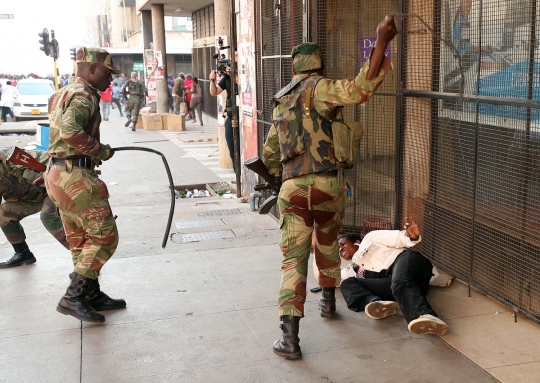 Desingan peluru saat bentrokan tentara Zimbabwe dengan pendukung oposisi usai pemilu