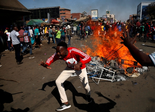 Desingan peluru saat bentrokan tentara Zimbabwe dengan pendukung oposisi usai pemilu