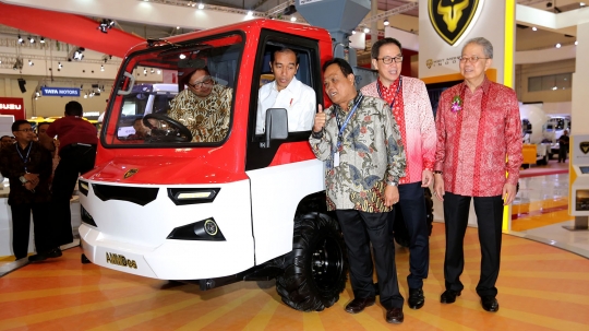 Buka GIIAS 2018, Jokowi jajal mobil pedesaan AMMDes