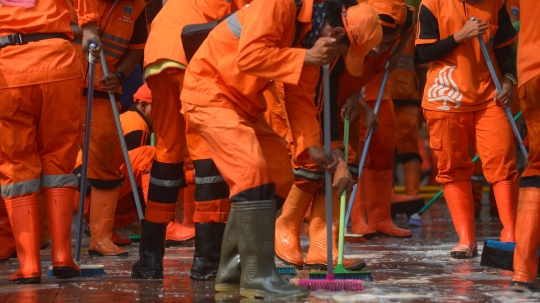Aksi pasukan oranye bersih-bersih trotoar di Jalan Asia Afrika