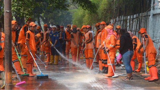 Aksi pasukan oranye bersih-bersih trotoar di Jalan Asia Afrika
