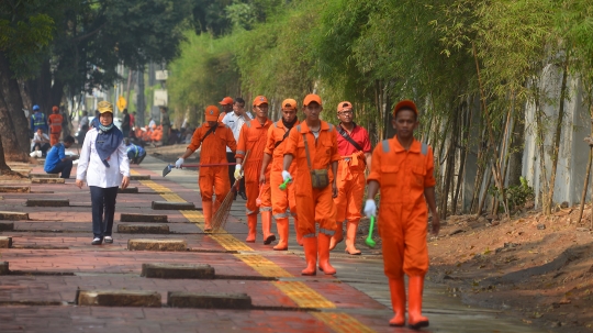 Aksi pasukan oranye bersih-bersih trotoar di Jalan Asia Afrika