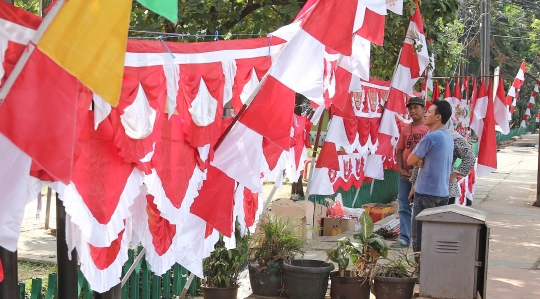 Penjual bendera musiman mulai marak jelang HUT Kemerdekaan RI