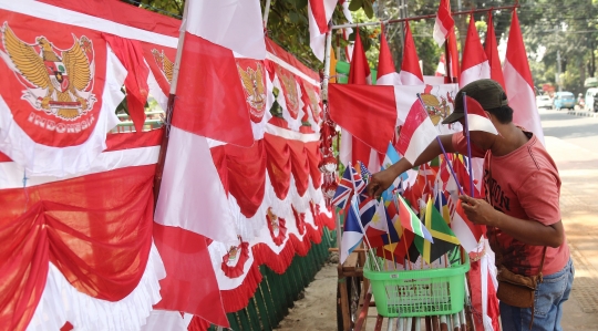 Penjual bendera musiman mulai marak jelang HUT Kemerdekaan RI