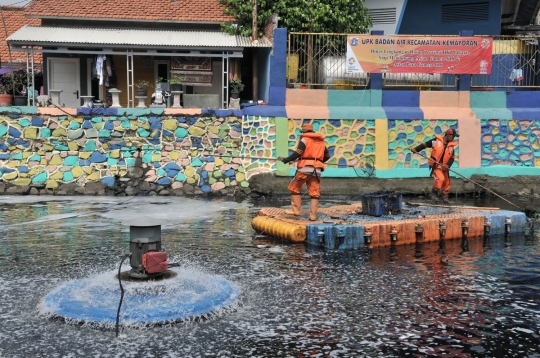 Upaya Pemprov DKI hilangkan bau di Kali Item