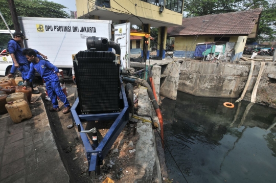 Upaya Pemprov DKI hilangkan bau di Kali Item