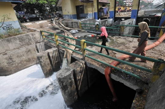 Upaya Pemprov DKI hilangkan bau di Kali Item