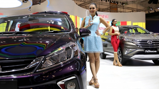 Pesona model cantik hiasi pameran mobil GIIAS 2018