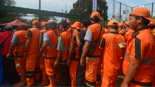 Pasukan oranye serbu pembagian sembako gratis Asabri