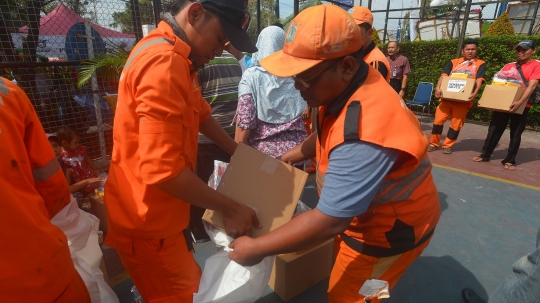 Pasukan oranye serbu pembagian sembako gratis Asabri