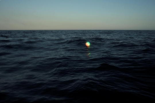 Penampakan bola voli mengambang di tengah lautan