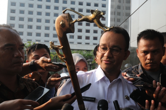 Anies Baswedan serahkan tongkat berkepala harimau ke KPK