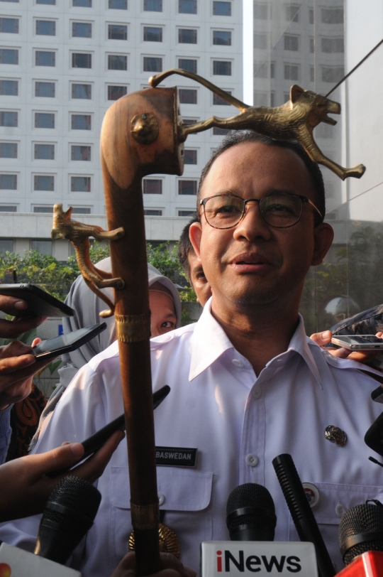 Anies Baswedan serahkan tongkat berkepala harimau ke KPK