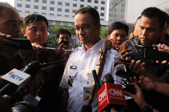 Anies Baswedan serahkan tongkat berkepala harimau ke KPK