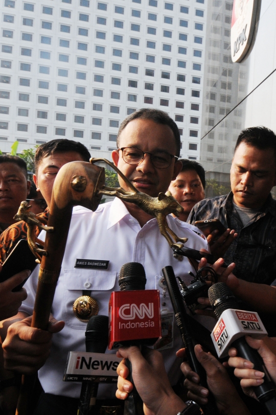 Anies Baswedan serahkan tongkat berkepala harimau ke KPK