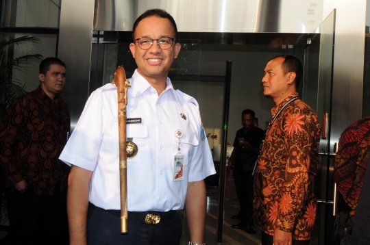 Anies Baswedan serahkan tongkat berkepala harimau ke KPK