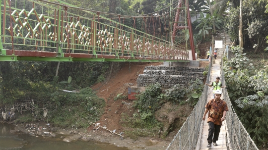 Pembuatan jembatan gantung Indiana Jones hampir rampung