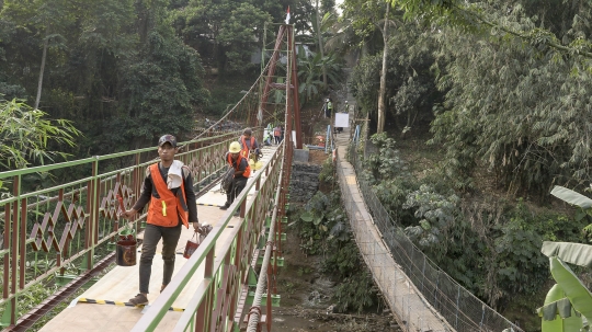 Pembuatan jembatan gantung Indiana Jones hampir rampung