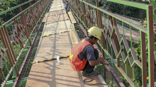 Pembuatan jembatan gantung Indiana Jones hampir rampung